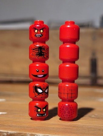 Lott med røde Minifigurhoder 10 stykk